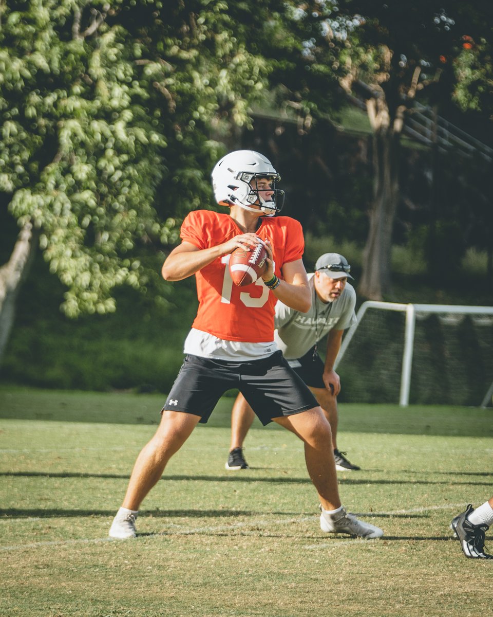 HawaiiFootball's tweet photo. When we wake up tomorrow morning, there will be football! 

#BRADDAHHOOD https://t.co/I1nze45Mnl