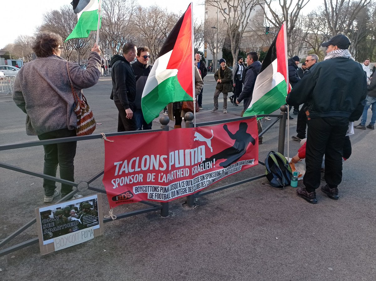 bdsprovence's tweet photo. Devant le stade Vélodrome, @orangevelodrome action #BoycottPuma #NoRestForPUma tant que @PUMA soutiendra le football israélien #ApartheidIsrael @OM_Officiel https://t.co/acct6pAh2V