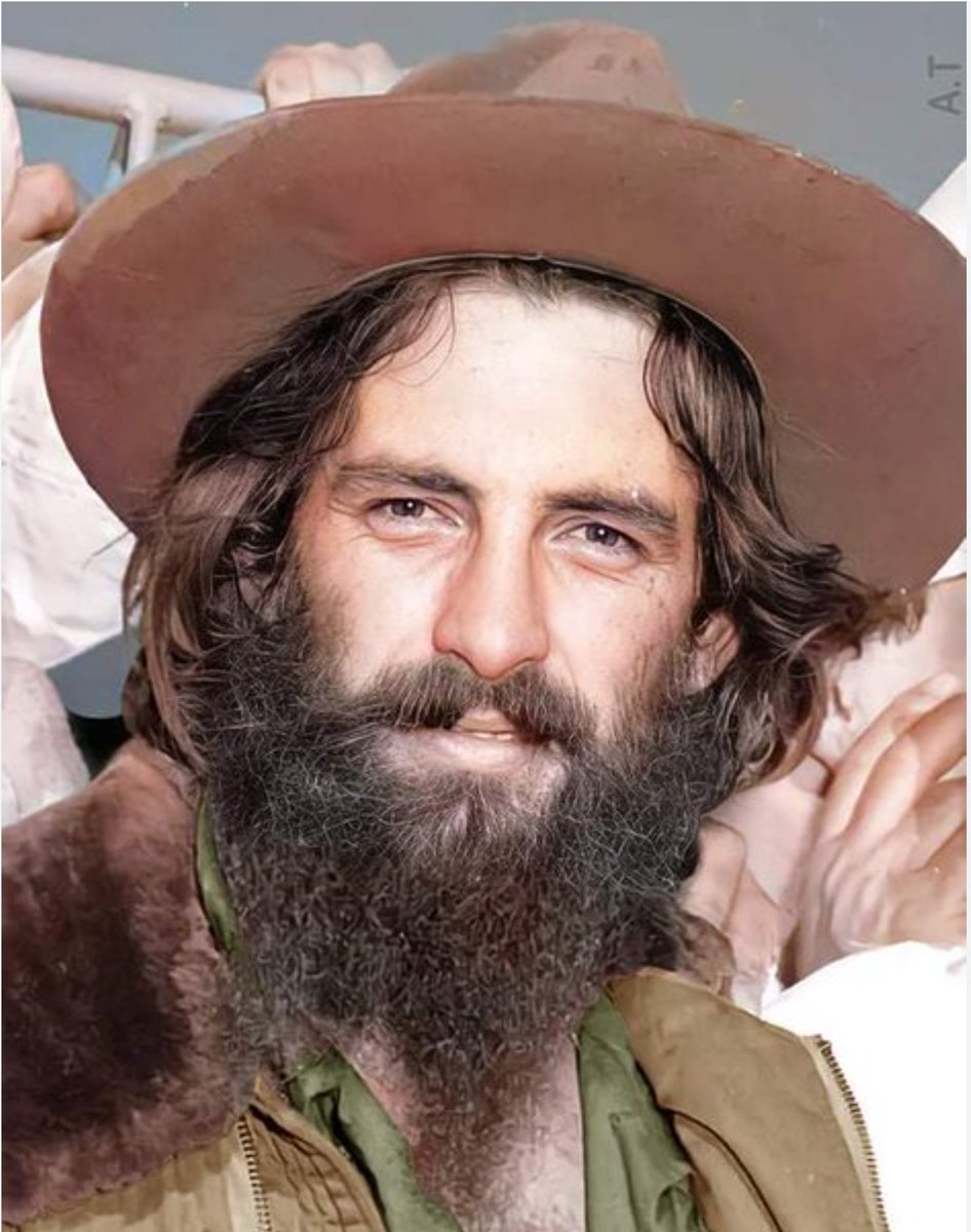 cabreravillar18's tweet photo. Hace 91 años, Camilo Cienfuegos nació en La Habana, para vivir una vida corta, pero dada a Cuba y a su Revolución.Camilo estaba hecho de la materia limpia con que se forjan los hombres buenos; por ello vive en su pueblo. #BMCGuineaBissau @ArgudinMilagros  @CubacooperaGb https://t.co/RfKxsIS2bl
