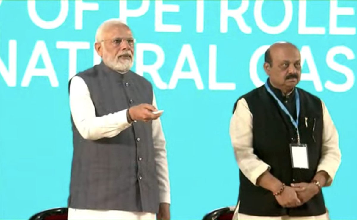 Ongc_Mrpl's tweet image. The indoor #SolarCooker being launched by Hon’ble PM Sh. @narendramodiji. It is clean &amp;amp; effective solution to home cooking needs.

#IndiaEnergyWeek #IndiaDrivesE20 
@narendramodi @PetroleumMin @HardeepSPuri  @Rameswar_Teli @Secretary_MoPNG @IndiaEnergyWeek