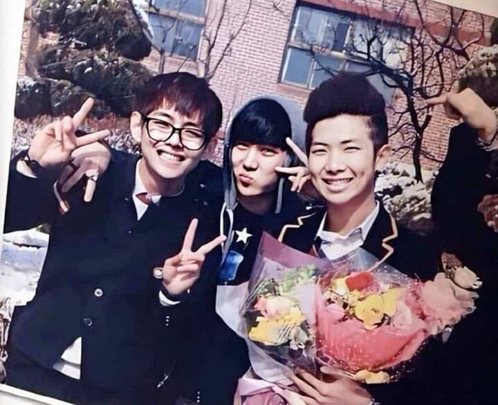 bangtan_com_ph's tweet photo. 📸 Apgujeong High School, Seoul 06.02.2013.

It's been 10 years since Namjoon graduated from High School. 

"Today is Rap Monster Kim Namjoon's graduation ceremony. Haha, the school uniform is the last one. Bye! It was a good duel."  💜 https://t.co/cBbBXKw2gV