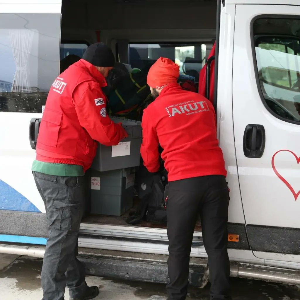 SenizDogan20's tweet photo. Depremden etkilenen illerimize gitmek üzere, AKUT Arama Kurtarma Derneği Denizli Şubesi'ne insani yaşam malzemeleri ile birlikte ulaşım desteği sağlıyoruz. 

Aynı zamanda yardım malzemelerimiz de en kısa zamanda araçlarımızla yola çıkacak. https://t.co/qh96FQSrIY
