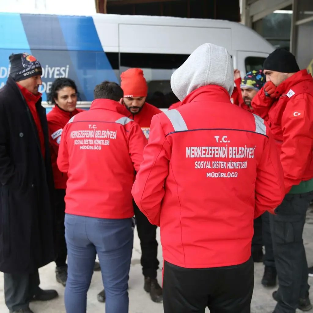 SenizDogan20's tweet photo. Depremden etkilenen illerimize gitmek üzere, AKUT Arama Kurtarma Derneği Denizli Şubesi'ne insani yaşam malzemeleri ile birlikte ulaşım desteği sağlıyoruz. 

Aynı zamanda yardım malzemelerimiz de en kısa zamanda araçlarımızla yola çıkacak. https://t.co/qh96FQSrIY