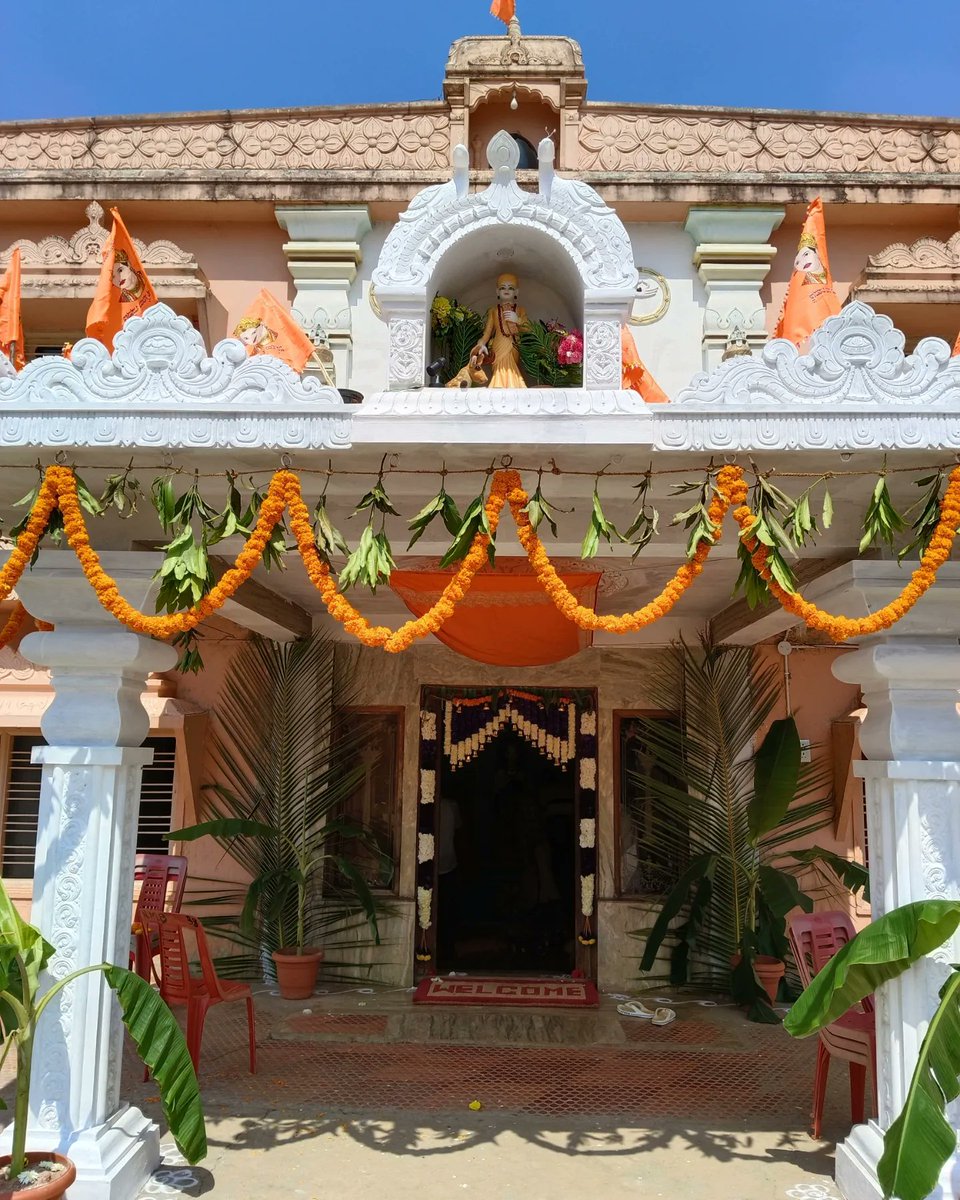 LINGAYATKRANTI1's tweet photo. ಇಂದು ಬೈಲೂರಿನ ಅವಿರಳಜ್ಞಾನಿ ಚನ್ನಬಸವೇಶ್ವರ ಮಹಾರಥೋತ್ಸವ.
ನಿಷ್ಕಲ ಮಂಟಪದ ಮುಂಭಾಗದಲ್ಲಿ ಚಿನ್ಮಯಜ್ಞಾನಿ ಚನ್ನಬಸವೇಶ್ವರ ನೂತನ ಪುತ್ಥಳಿ ಅನಾವರಣ.
#Bailur #nijagunandswamiji https://t.co/q3HZaaVy4Q