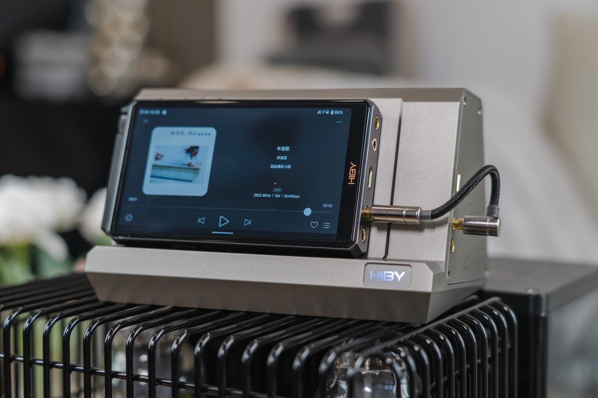hiby_music's tweet photo. ⁉️Radio what's new?
⚡️#CR06 is coming soon!⚡️
❗️A treat to discover and play in every way
❗️Turn your player into a desktop source
❗️Line out to desktop amplification
❗️USB 3.0 high speed storage expansion
A whole new game.
For music lovers.
#hibymusic #Hibycr06 #HiRes #HiFi https://t.co/kPR8Xjsq24