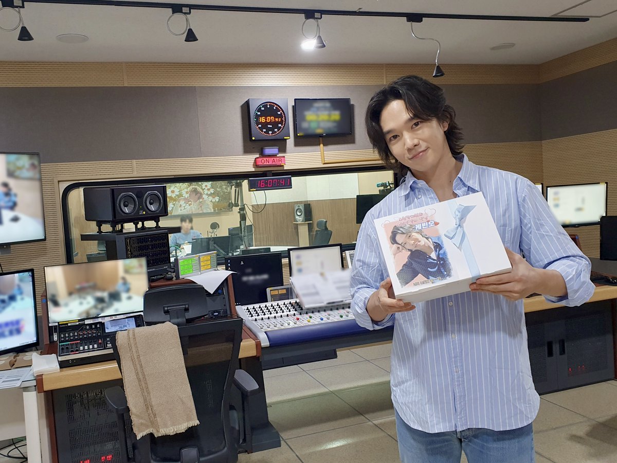 tcask_official's tweet photo. [🎁]
팬 여러분들의 서포트 덕분에 더 행복한 스케줄!
감사히 잘 먹었습니다😍

잠시후! 스윗랑데부 공식 인스타에서 진행되는 깜짝 라이브도 놓치지 말고 함께 해요🤗
▶https://t.co/W8RicfVF80

#케빈오 #KevinOh #TBSeFM #손태진의스윗랑데부 #SweetRendezvous https://t.co/J3xwBJO3uf