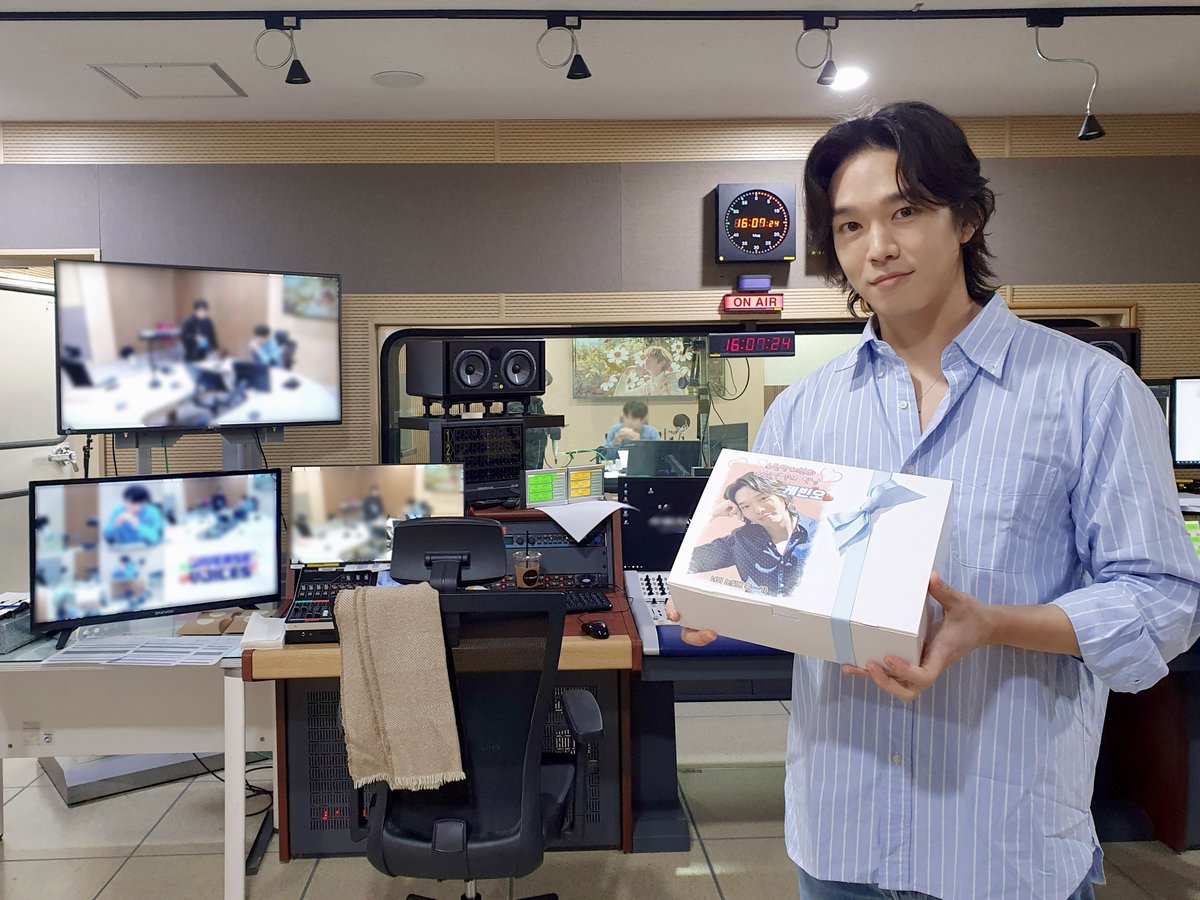 tcask_official's tweet photo. [🎁]
팬 여러분들의 서포트 덕분에 더 행복한 스케줄!
감사히 잘 먹었습니다😍

잠시후! 스윗랑데부 공식 인스타에서 진행되는 깜짝 라이브도 놓치지 말고 함께 해요🤗
▶https://t.co/W8RicfVF80

#케빈오 #KevinOh #TBSeFM #손태진의스윗랑데부 #SweetRendezvous https://t.co/J3xwBJO3uf