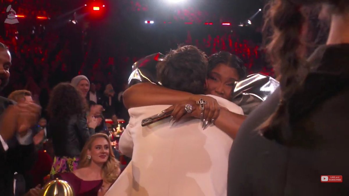 sushiforari's tweet photo. Stan twitter I’m sorry to break it to you but Lizzo was incredibly happy for Harry Styles and queen Beyoncé stayed standing and clapping the whole time. Y’all try to push some narrative is weird but it’s not reality. https://t.co/b0jOpOpWhw