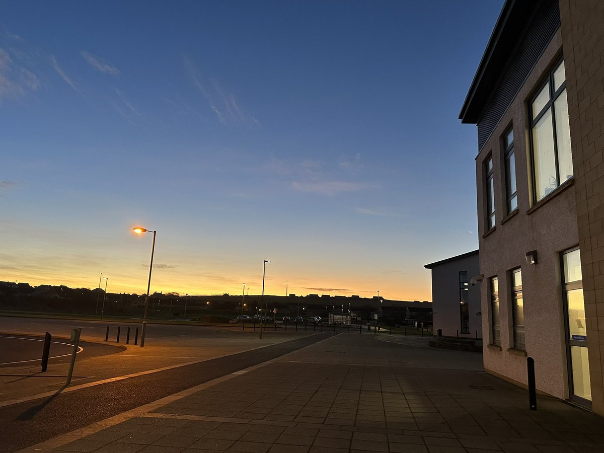 SeaMeakin's tweet image. Beautiful sky when I arrived to work this morning! 🥰 #HappyMonday #springisonitsway