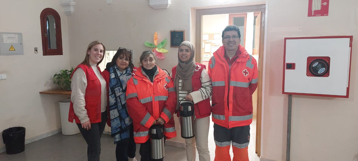 CreuRoja_Mataro's tweet photo. ❄️Per combatre les nits de #fredintens, la #UnitatEmergènciaSocial surt al carrer per atendre a persones sense llar que necesiten mantes o aliments calents.
📌 Per això, seguim necessitant la donació de mantes. Si en tens que vulguis donar, pots fer-ho al C/Energia, 11! https://t.co/FheOXFLyuG