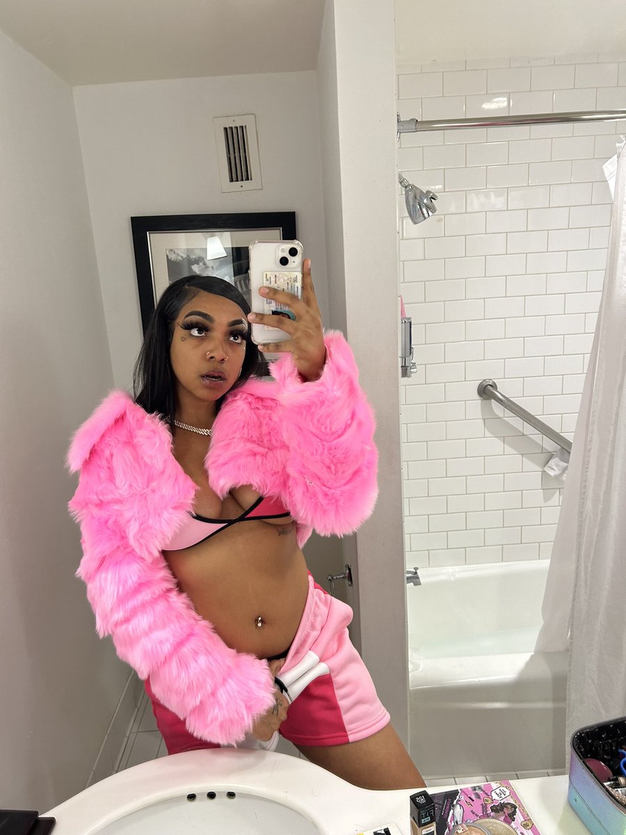 queenyeanna's tweet photo. these pictures woulda been better if my shorty was in em . https://t.co/y33lgbVAE6