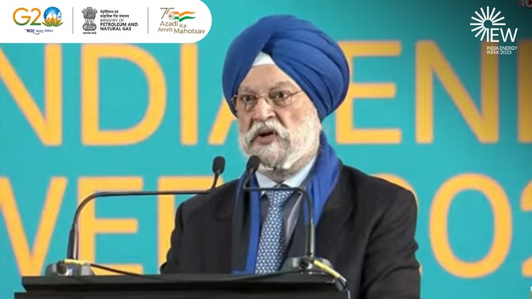 PetroleumMin's tweet image. With the launch of #e20, twintop #solarcooker &amp;amp; #GreenMobility rally, #IndiaEnergyWeek kicks off in a grand way.