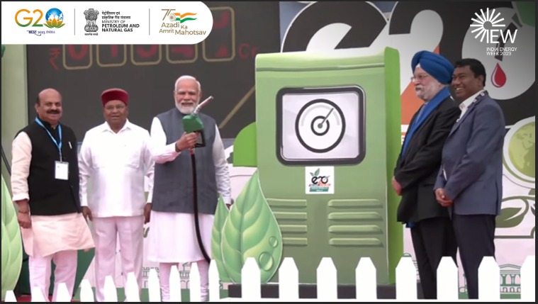 PetroleumMin's tweet image. With the launch of #e20, twintop #solarcooker &amp;amp; #GreenMobility rally, #IndiaEnergyWeek kicks off in a grand way.