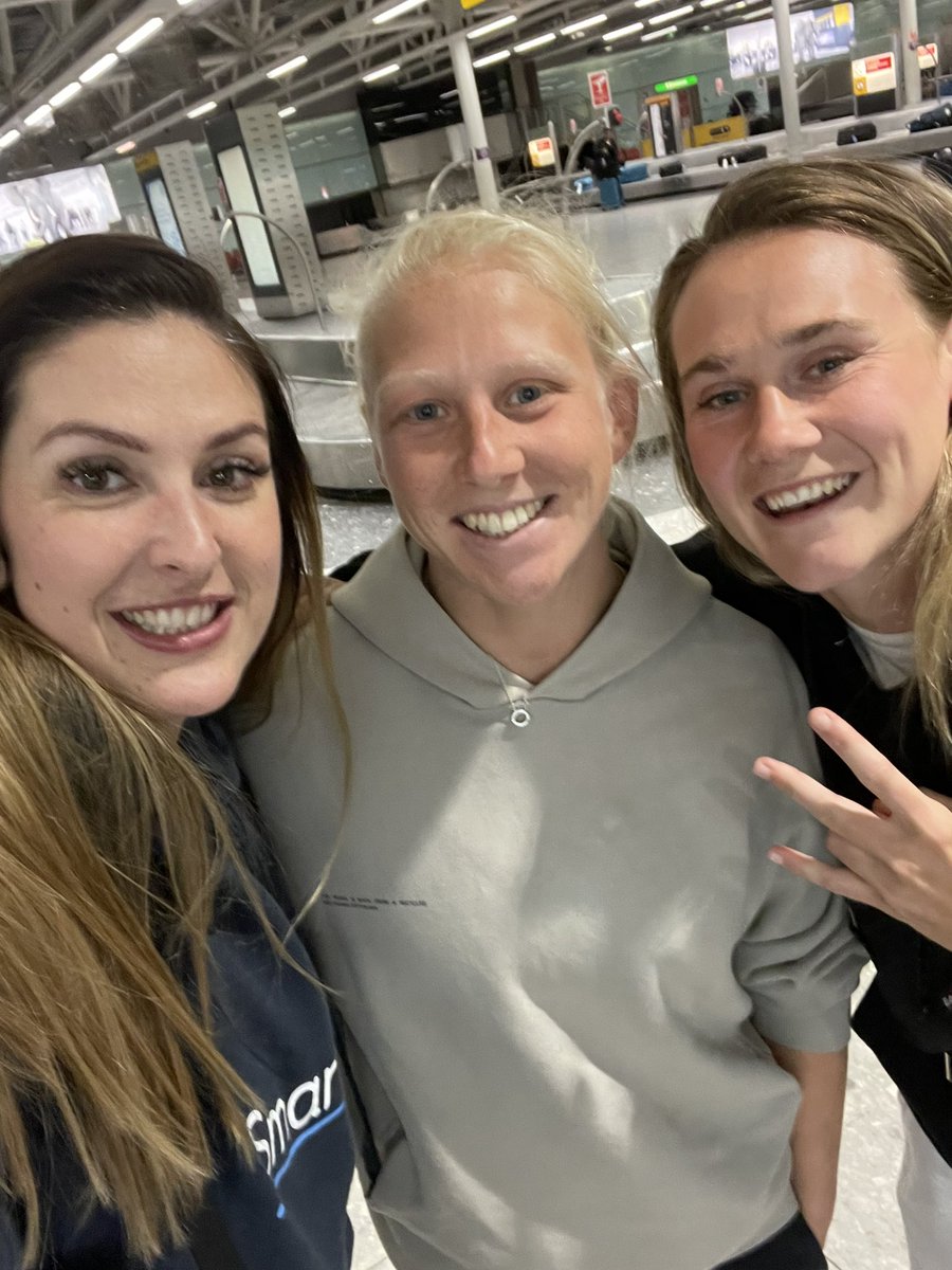 Cheeky snap with <a href="/HeatherCowell19/">Heather Cowell</a> and @megjonesltd at <a href="/londonheathrow/">Heathrow Airport</a> this morning 🤩🏉✈️ #womensrugby #englandroses <a href="/EnglandRugby/">England Rugby</a> <a href="/waspswomen/">Wasps Women</a> <a href="/HarlequinsWomen/">Harlequins Women 🃏</a>