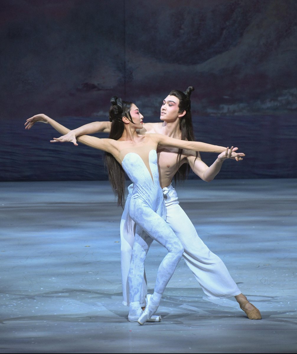 ethanjchudnow's tweet photo. Memories from Nutcracker 2021 - White Snake
•
•
Photo by Edward So
@HongKongBallet 
•
•
#nutcracker #septimewebre #whitesnake #pasdedeux #performance #ballet #ballerino #maledancer #balletdancer #hongkong #hongkongballet #photography #ethanjchudnow https://t.co/hYdEvOEpCY