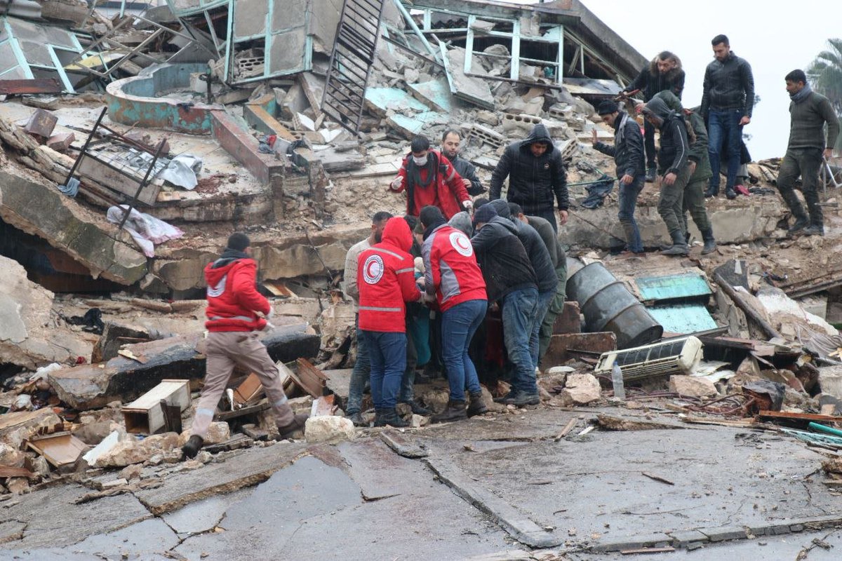 SYRedCrescent's tweet photo. The @SYRedCrescent #volunteers are at every affected site in #Hama, #Aleppo and #Lattakia, responding to the people in the buildings that #collapsed as a result to the #earthquake that hit #Syria at dawn today. https://t.co/uUMD2g4GO7