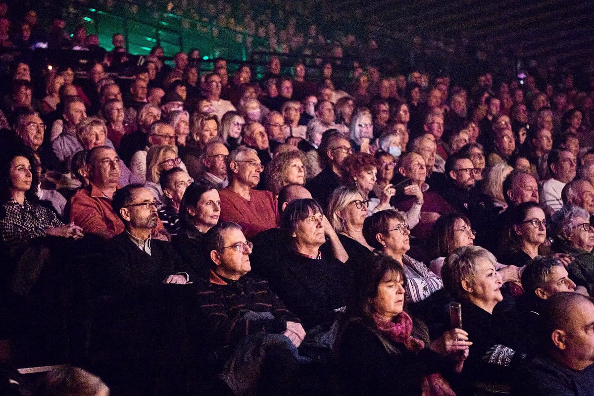 Lenaguitariste's tweet photo. Très beaux concerts ce week-end ! Dans mon fief ! Un plaisir, de retour ce week-end en Bretagne avec la troupe et Daniel Guichard 🎸🎶⚡️✨🥰❤️ https://t.co/MU9Ec7zTrB