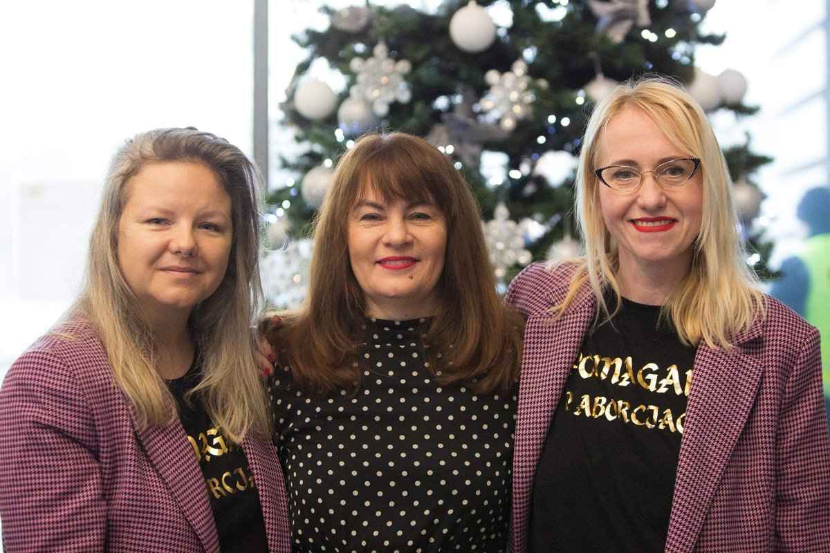 Today we appear for the 5th time at the District Court in Warsaw to accompany Justyna Wydrzyńska in her trial. The @abortiondream activist faces three years in prison solely for supporting people in need of an abortion.

➡ Follow this thread
Photo by Agata Kubis