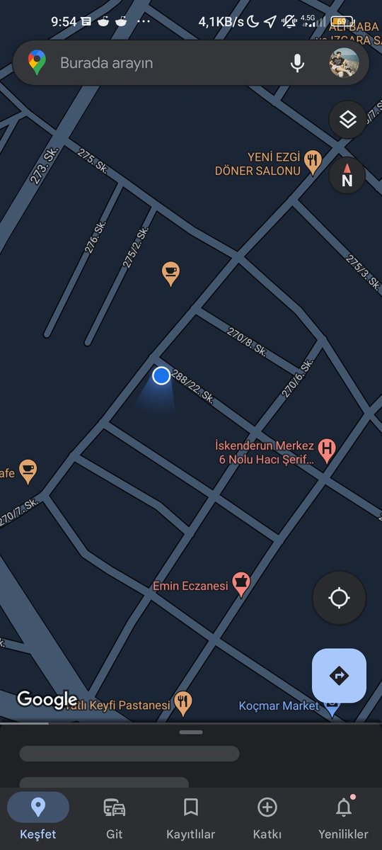 Güncel konumumuz burası Hatay İskenderun Sakarya mahallesi enkaz altında biri bebek en az 3 kişi var kepçelerle bilgisiz müdahale etmeye çalışıyoruz