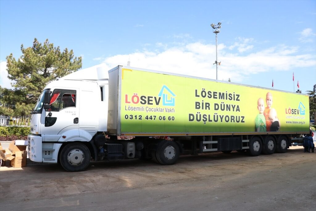 hulya_unver's tweet photo. LÖSEV YARDIM TIRI ve KAMYONLARIMIZLA DEPREM BÖLGESİNDE HASTALARIMIZA ihtiyaçlarını ulaştıracağız.
Battaniye - Palto - kazak - ısıtıcı ve her numara bot en acil ihtiyaçlarımız !

0.312 .447.06.60 / Lösev Acil Kriz masası https://t.co/LH4Yz2b5CC