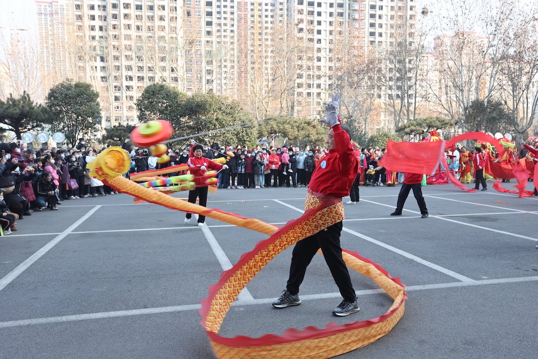 AmazingTaian's tweet photo. 500+ performers in #Taian's Daiyue district staged folk performances like lion dances, yangko dances, and traditional Chinese yo-yo on Feb 5 to celebrate #LanternFestival, showcasing the charm of the traditional #festival and heating up its vibe. #DynamicTaian https://t.co/NUNpatagA0