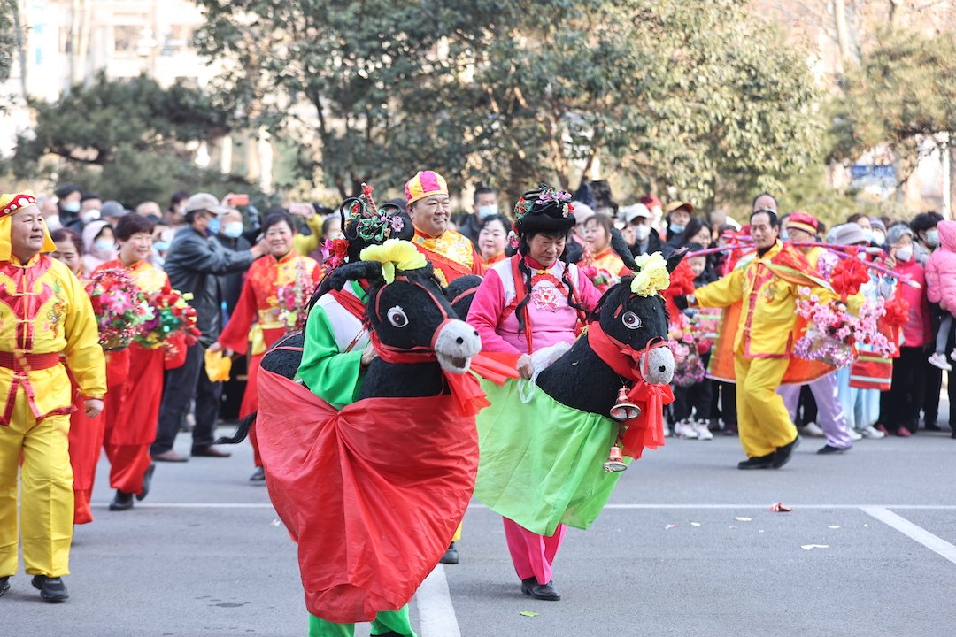 AmazingTaian's tweet photo. 500+ performers in #Taian's Daiyue district staged folk performances like lion dances, yangko dances, and traditional Chinese yo-yo on Feb 5 to celebrate #LanternFestival, showcasing the charm of the traditional #festival and heating up its vibe. #DynamicTaian https://t.co/NUNpatagA0