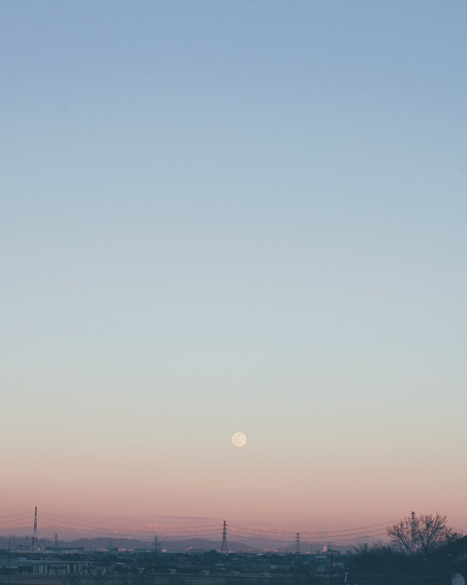 nocci_84's tweet image. 柔らかな空の海を泳ぐのは今年最も遠い雪月。