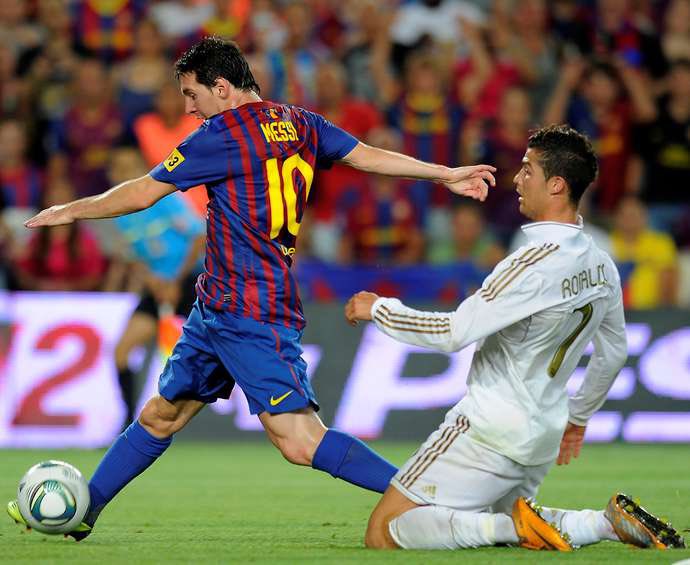 Virtuuuuu's tweet photo. @ActuFoot_ L'éternel second s'agenouillant devant le GOAT https://t.co/uhslaxXlWY