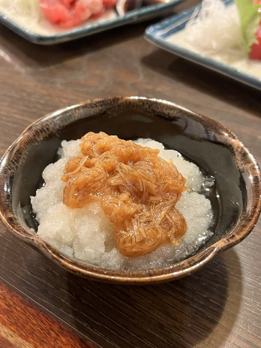 hashroyal's tweet photo. 家康（岐阜県岐阜市）
昼に続いて夜も名酒場にまみれる平日呑み。まぐろ・中おち・なめ茸おろし・明宝ハムの「私的四種の神器」は忘れずに。ちょいと盛り上がってきたところで、肉じゃが・塩さば焼という「何でこれまで注文した事なかったんや？」な品に手を出す。これからもよろしく、名酒場。 https://t.co/c60moBYjXS