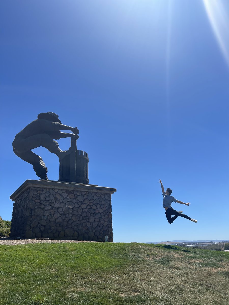 ethanjchudnow's tweet photo. There’s no place like home
•
•
#napavalley #grapecrusherstatue #california #summer #sun #dancer #balletphotography #ballerino #ethanjchudnow https://t.co/xAi64LN4t2