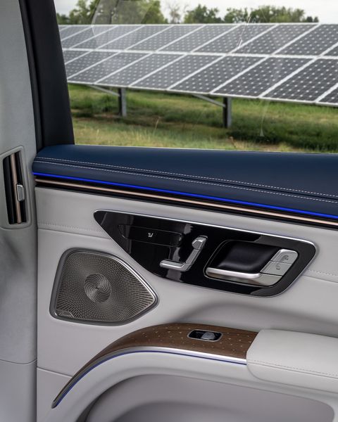 ⚡ Sea lo que sea lo que quieras de un SUV 100% eléctrico: espacio, comodidad, seguridad, aerodinamismo o programas de conservación de la batería, el nuevo SUV EQS lo tiene todo. ¿A quién llevarás en tu próxima aventura? 

#EQS #MercedesEQ #ProgressiveLuxury