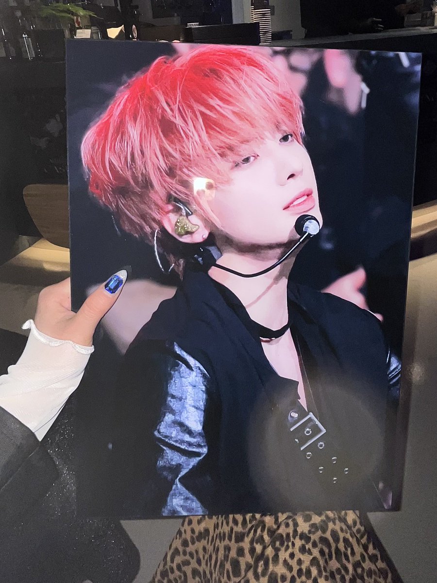 lovemyyou_th's tweet photo. 컨셉에 충실햇던 쥔장님들 덕에 누무 즐거웟던..🥹
구석구석 깃들어잇던 그대들의 노고에 박수를 보내고요.. 이렇게까지 완성도 높은 고퀄 생카는 진자 오랜만이엇어서 정말 고생 꽤나 햇겟구나 십엇음🥲
스탭 시켜주셔서 감사햇고 이 녀석은 제가 가져갑니닷😍😍
 #Open_at_25PM_Midnight https://t.co/i55WyBJo1n