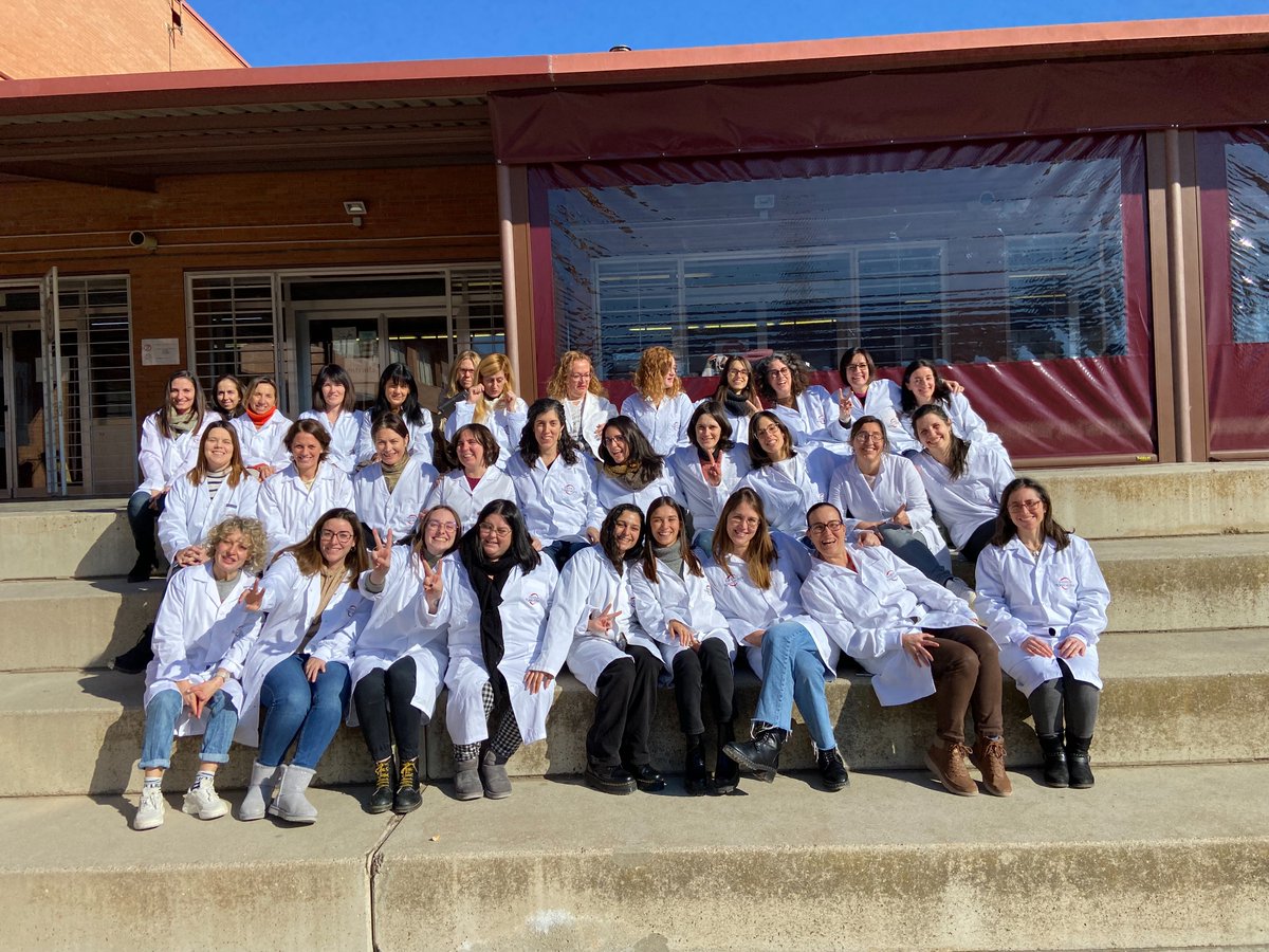 TorreVicens's tweet photo. Sens dubte, un gran exemple de dones que aporten el seu gra de sorra a la ciència, són les professores del departament de sanitat de l'Institut Torre Vicens.👏👩‍🔬

Moltes gràcies a totes!🙌🥰

#diadeladonailaciencia #diadeladonailanenaenlaciència https://t.co/k1z8fsi2eH