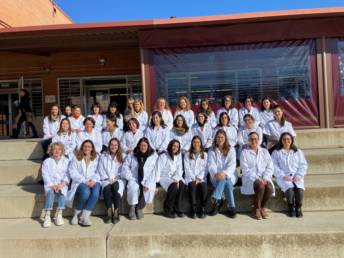 TorreVicens's tweet photo. Sens dubte, un gran exemple de dones que aporten el seu gra de sorra a la ciència, són les professores del departament de sanitat de l'Institut Torre Vicens.👏👩‍🔬

Moltes gràcies a totes!🙌🥰

#diadeladonailaciencia #diadeladonailanenaenlaciència https://t.co/k1z8fsi2eH