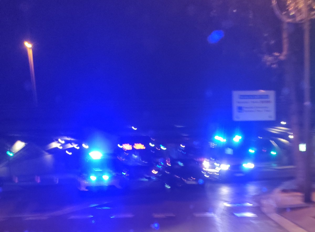 Totbadalona's tweet photo. 🔴Accident entre un cotxe i un autobús a l'Av. de Martí Pujol amb carrer Ventura Gassol. Hi ha 6 ferits, passatges del bus, i han estat traslladats a l’hospital. #Badalona

📸@marc_esteve https://t.co/CHHqIzKtZm