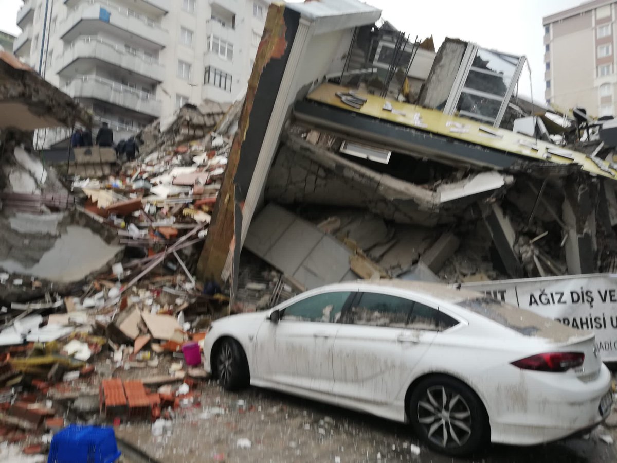 Binaları yıkılmış, Afad gitmemiş, haber alamıyoruz. Göçük altındalar.

Elif Uykun
Mahmut Uykun 
Toprak Uykun
Yağmur Uykun

Kahramanmaraş / Onikişubat , Alparslan Türkeş Bulvarı, Kervan Pastanesi üstü Ezgi apartmanı

Ne olur paylaşın, benim aklım durdu