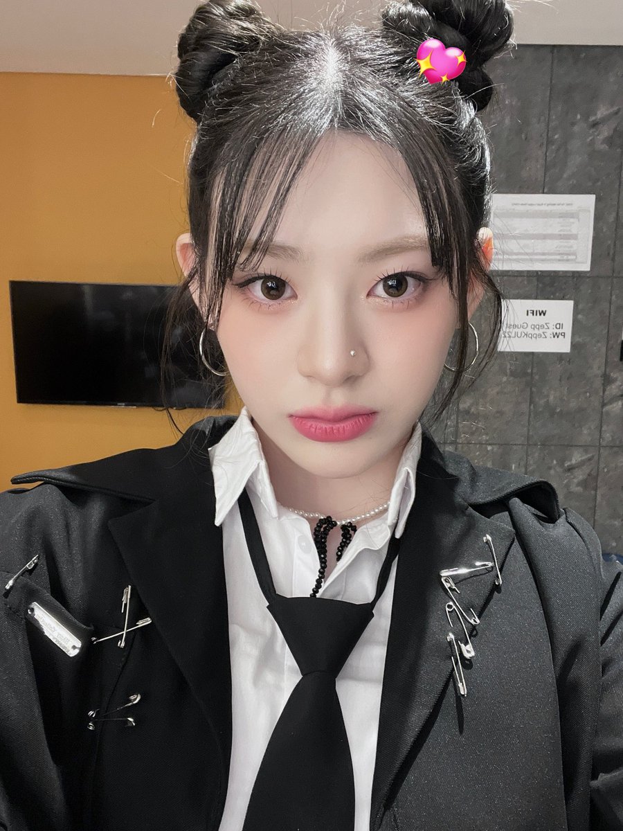 111kemebetter's tweet photo. 사랑하는 여자들이 다 흑발을 해서.. 나 지금 백진희짤 됐음 https://t.co/R3NBtDWsWu