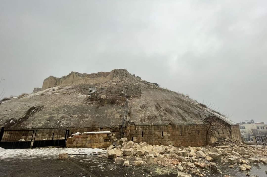 Thousands are feared death after a 7,8 earthquake hit southern #Turkey and northern #Syria last night, causing many buildings to collapse.

This picture shows the historical castle of #Gaziantep before and after the quake.
