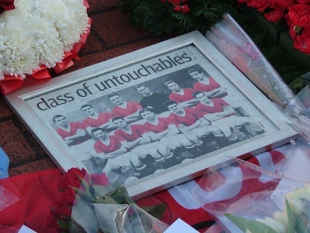 JanieB888's tweet photo. #flowersofmanchester 🖤 ⁦@ManUtd⁩ https://t.co/woTw8aLz9P
