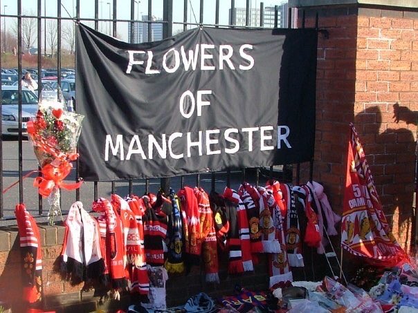JanieB888's tweet photo. #flowersofmanchester 🖤 ⁦@ManUtd⁩ https://t.co/woTw8aLz9P