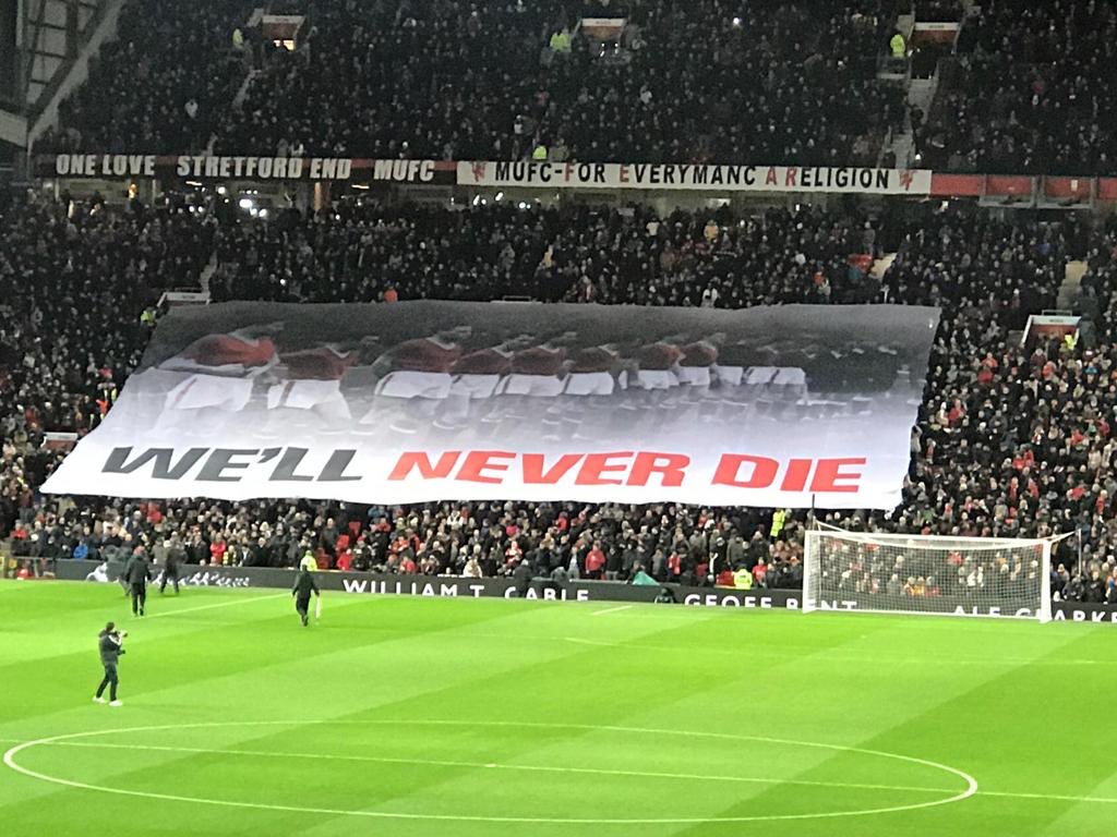 JanieB888's tweet photo. #flowersofmanchester 🖤 ⁦@ManUtd⁩ https://t.co/woTw8aLz9P