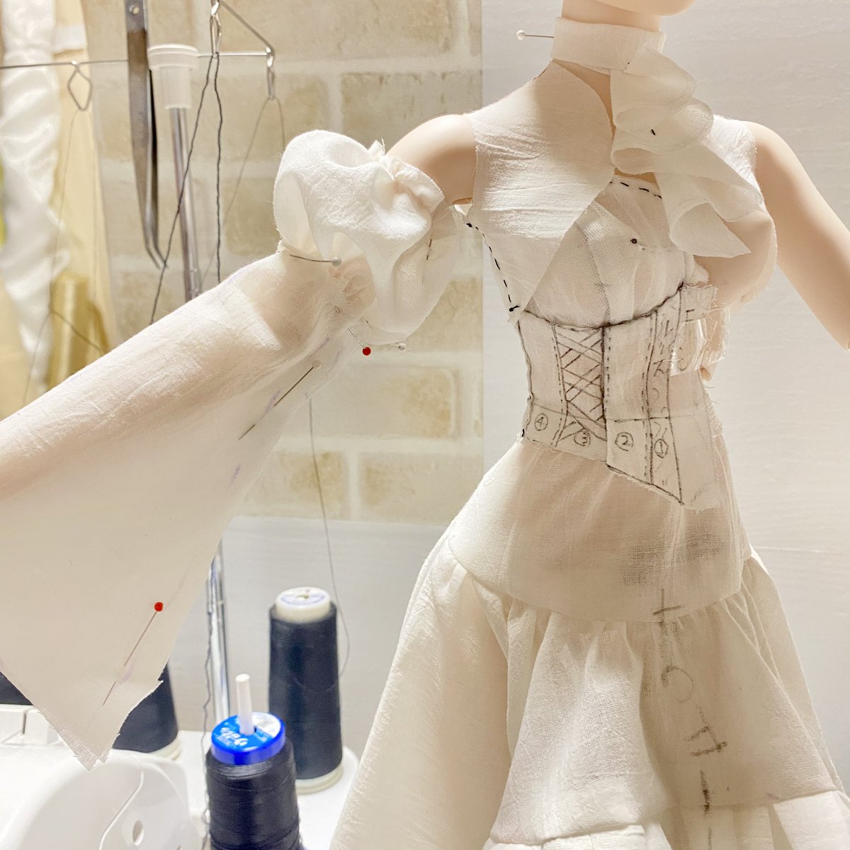 dolup_kyoto's tweet photo. DDのM胸サイズ。
可愛いビスチェとパフスリーブ付きボレロのパターン試作中です。パターンからもう可愛い未来が見えてます🤗
#ドール服　#DD  #dolup https://t.co/AI8hR6Z3Nl