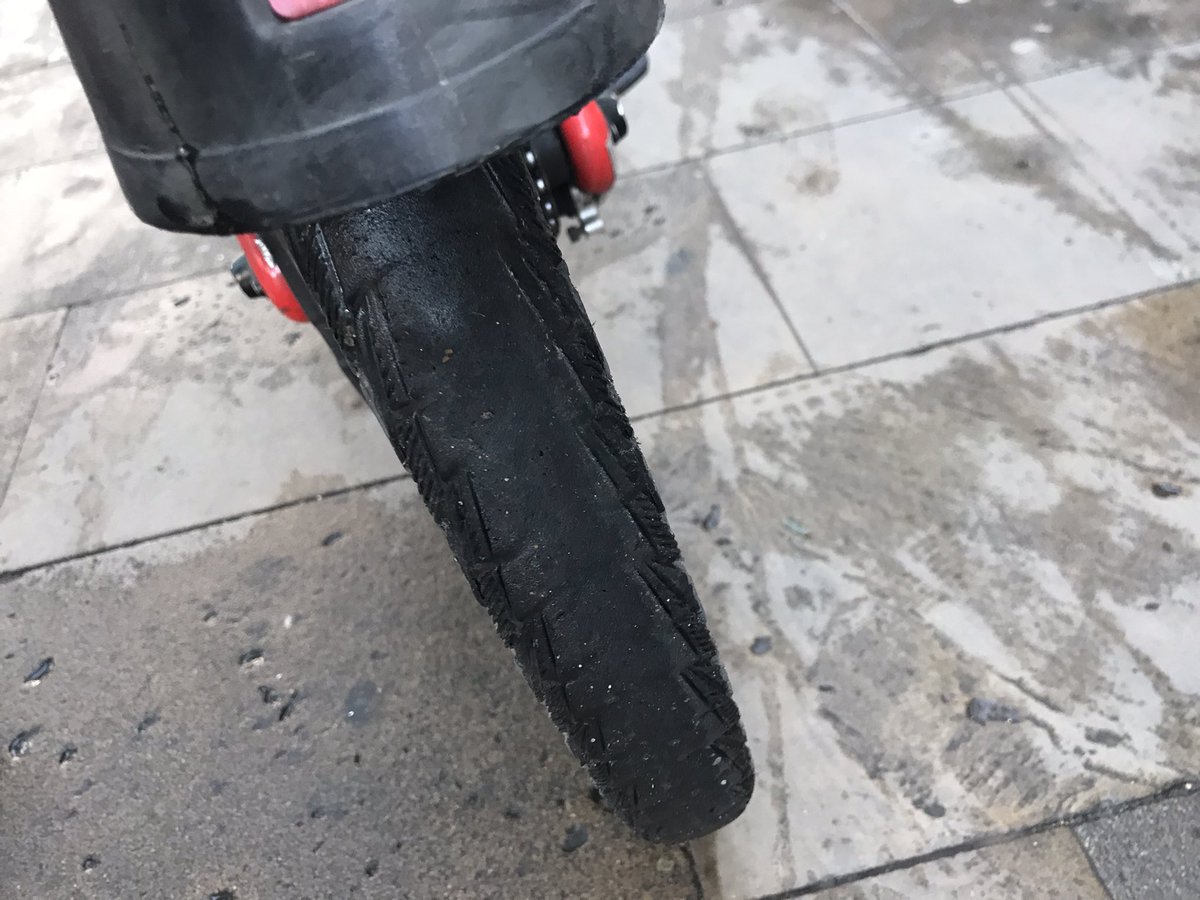 Josepi_123's tweet photo. hoy  me  he  caido en bici por  culpa del pésimo mantenimiento por  parte de @bicing a sus bicicletas @AdaColau  ¿esto es  normal? https://t.co/mlaA62bdh9
