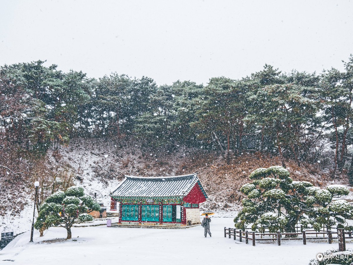 ggholic's tweet photo. 눈이 많이 내렸던 겨울에 더 아름다웠고,

하얀 구름이 내려 앉은 모습이
오히려 그 포근함에 더 따뜻해 보였던 이 곳!

새하얀 눈꽃❄ 가득했던
#경기도 #설산 4곳을 소개합니다!

🚩양평, 두물머리
🚩포천, 산��호수
🚩여주, 신륵사
🚩구리, 동구릉

🔍자세히 보기
https://t.co/U4ATxYCDmb https://t.co/9hrFb3IXeu