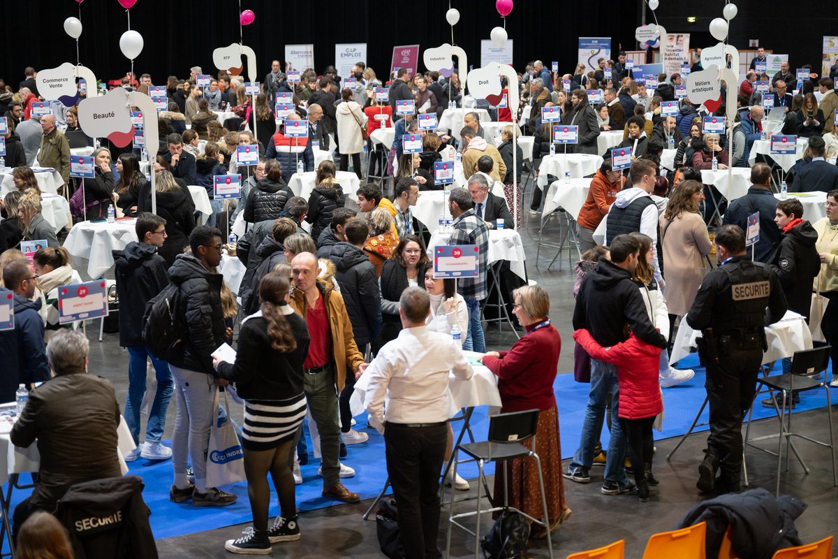 Chateauroux36's tweet photo. Organisée par la @cci_indre, la 10e édition de la Nuit de l’#orientation s’est déroulée vendredi soir. Pour la première fois, l’#événement a été transféré au #Mach36 pour permettre d’accueillir davantage de professionnels. Une nouvelle formule qui a rencontré un franc succès. https://t.co/gpBgTv49Eh