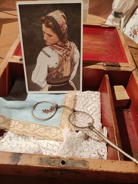 regioneFVGit's tweet photo. 😍La Memoria della Moda. Una straordinaria mostra fotografica, arricchita da oggetti e abiti di un tempo, che vuole dare luce a una parte del passato nascosta: la bellezza femminile dell'epoca. Fino al 28.02 a Palazzo Veneziano di #Malborghetto. https://t.co/L6N0H5Is2t