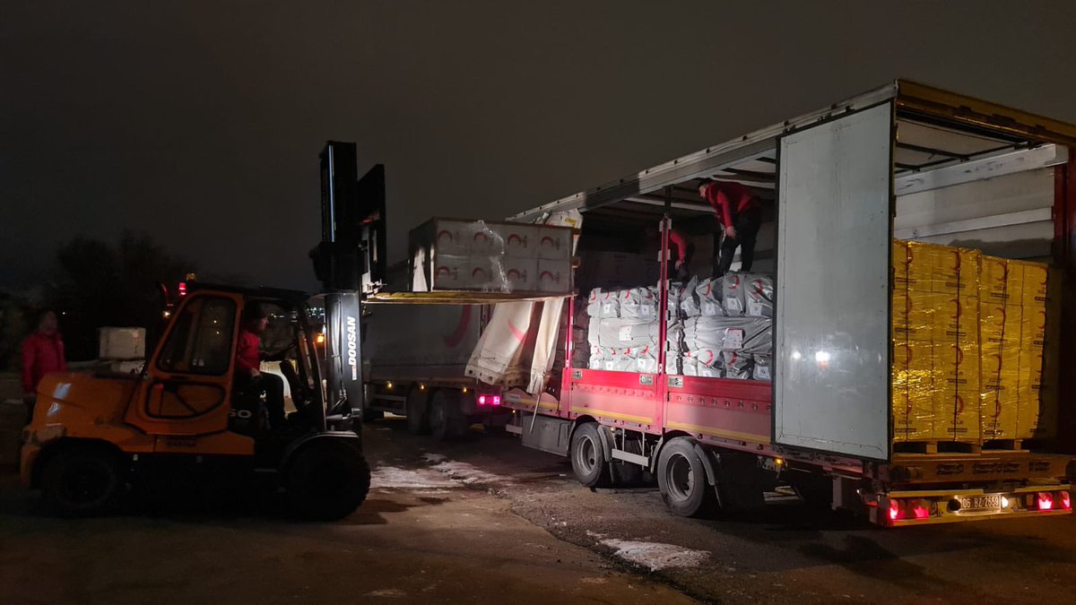 IFRC_Europe's tweet photo. 169 staff and 144 volunteers of the Turkish @RedCrescent are on the ground supporting people affected by the earthquake with:

🟥 3 mobile kitchens 🟥 71 catering vehicles 🟥 1,080 tents 🟥 15,429 blankets

The shipments continue non-stop. https://t.co/n6DJX3You3