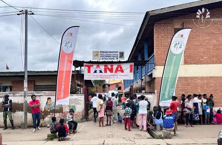 Msanp_Mada's tweet photo. 📅04 Février 2023 
🚩EPP 67 Ha Atsimo
📍Des offres de soins gratuits 

Un pas de plus vers la concrétisation du Velirano N°5 de S.E.M. Andry RAJOELINA,  Président de la République de 🇲🇬. 

#Santé_pour_tous #Msanp https://t.co/pFjxbmSVU7