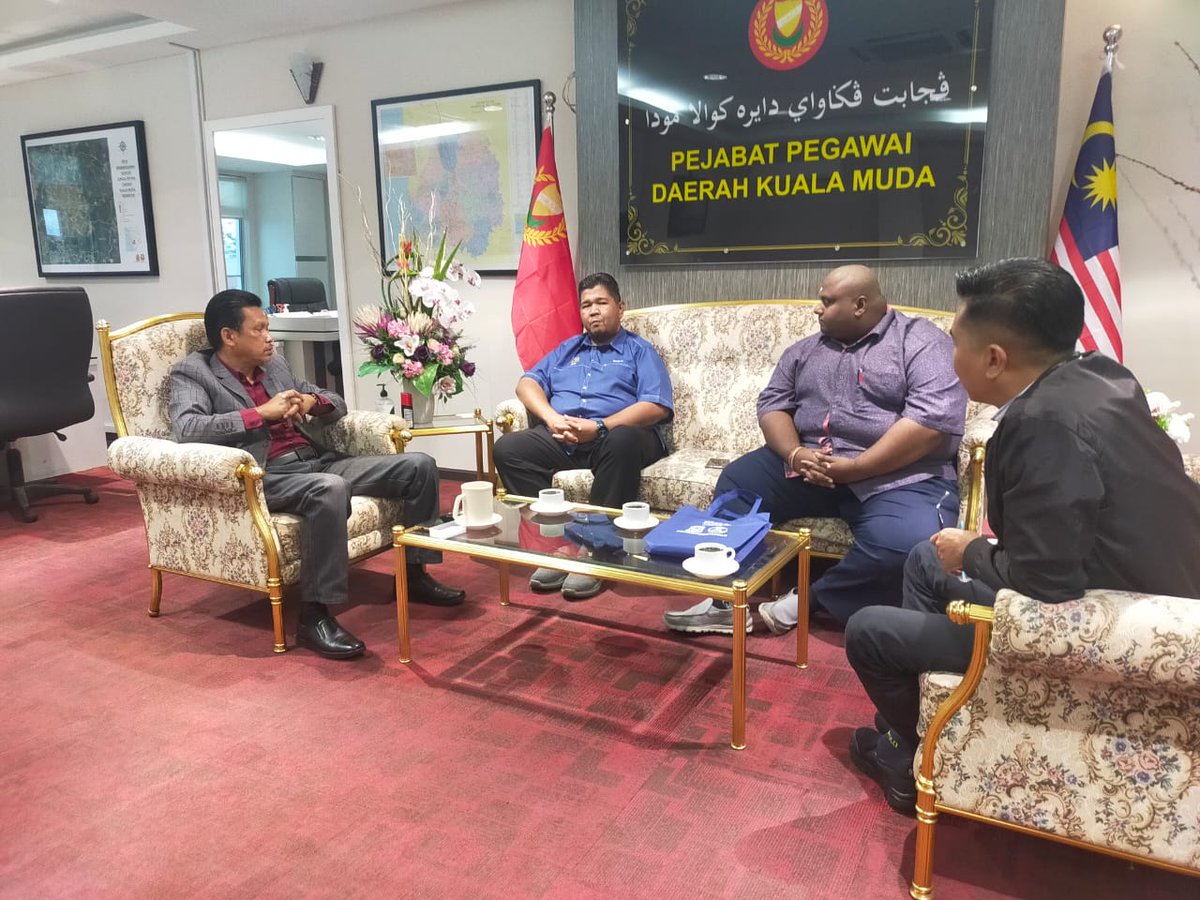 pdtkmkedah's tweet photo. 06/02/2023 (Isnin)
10.00 Pagi
Tuan Pegawai Daerah Kuala Muda Menerima Kunjung Hormat
Daripada Pegawai JPNIN Daerah Kuala Muda.
#PDTKM #jpninkualamuda https://t.co/jyghMVz8bX