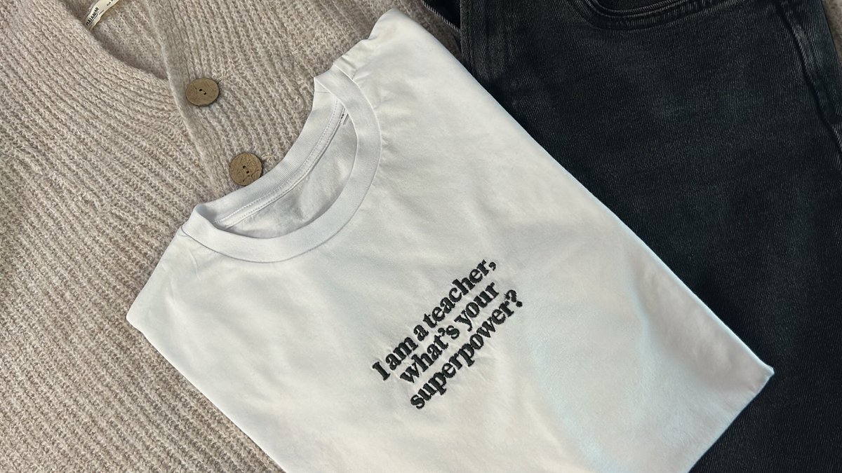 No sé si algún día llegaré a ser la profesora que quiero ser. Lo que sí tengo claro es que estoy en el camino. ✨

Camiseta: <a href="/Superbritanico/">Superbritánico</a> 🫶🏼